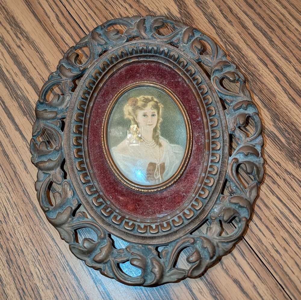 Cameo Creation Vintage Oval Portrait Frame with Intricate Design